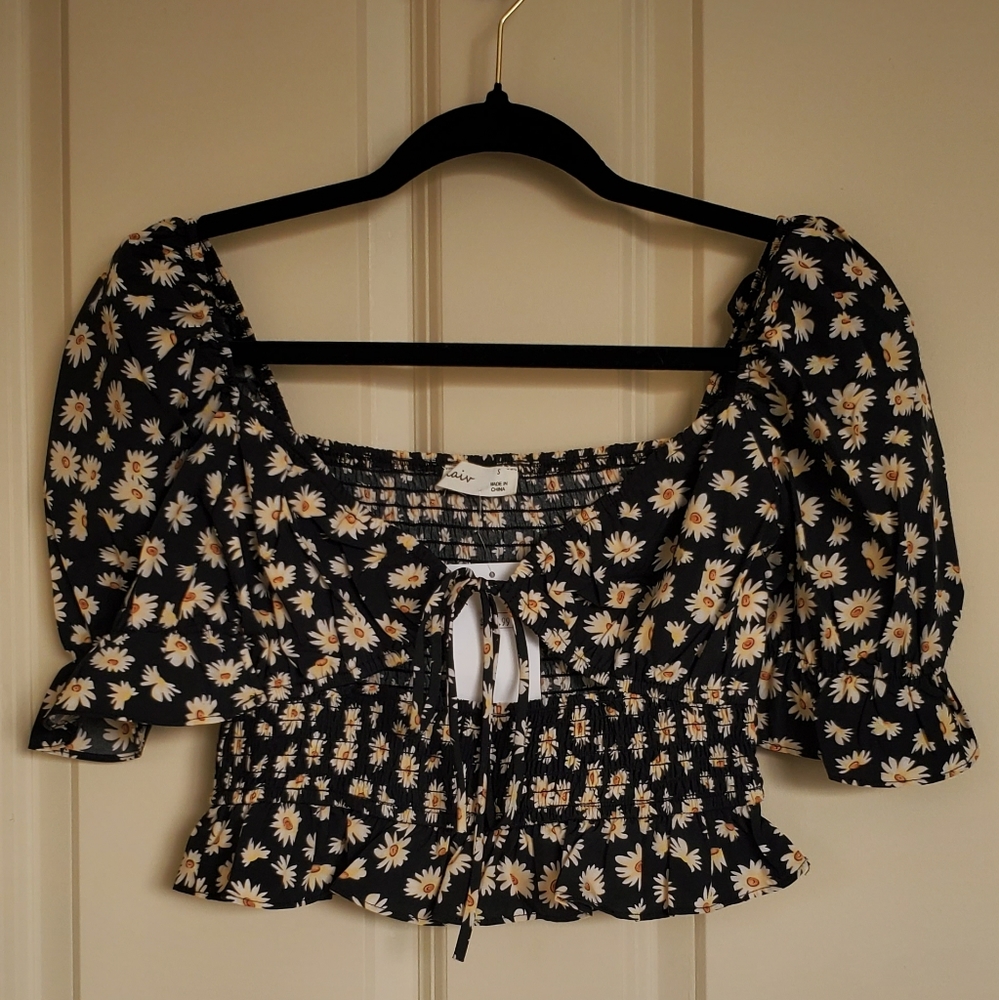 NWT Akair Small Daisy Crop Top